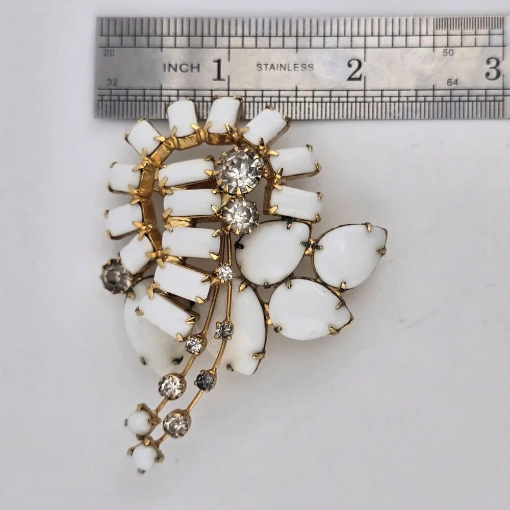 Vintage Juliana Style Milk Glass Rhinestone Brooch Pin Gold Tone Unsigned
